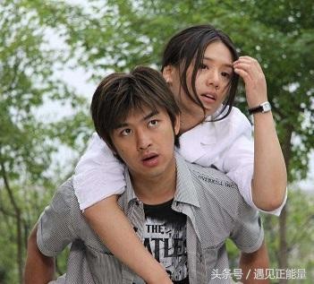 马思纯和陈柏霖撞脸，连笑容都一样，网友：夫妻相