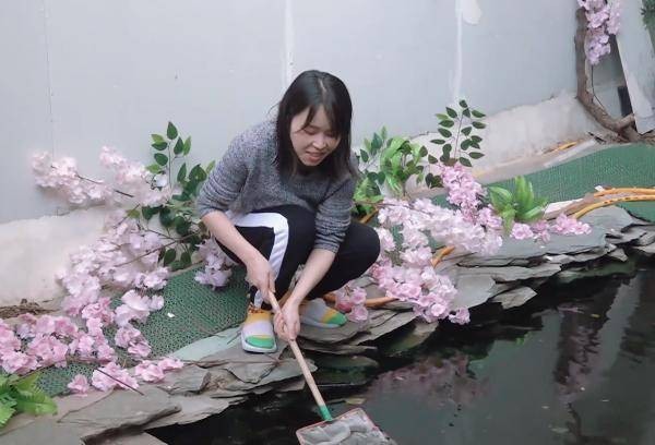 林允对助理也太好了，把名牌化妆品摆一地，让助理玩套圈游戏