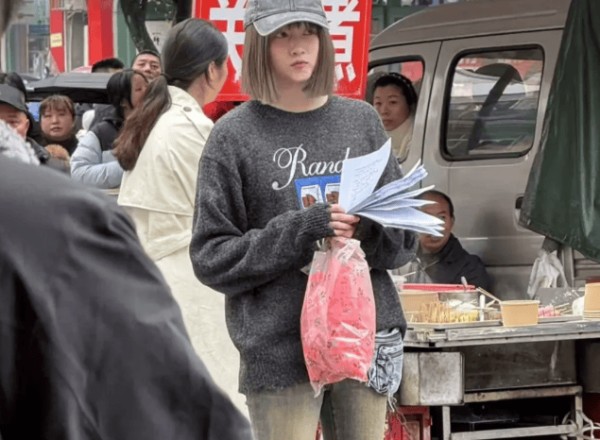 关晓彤路人生图流出！在镜头下身材这么好，长腿瞩目太惊艳