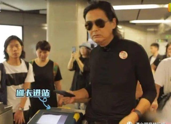 看完香港<a style='color:#f10404;' href='https://www.mingxing.cc/ ' target='_blank'>明星</a>生活，内地<a style='color:#f10404;' href='https://www.mingxing.cc/ ' target='_blank'>明星</a>生活，网友：香港<a style='color:#f10404;' href='https://www.mingxing.cc/ ' target='_blank'>明星</a>比较穷？