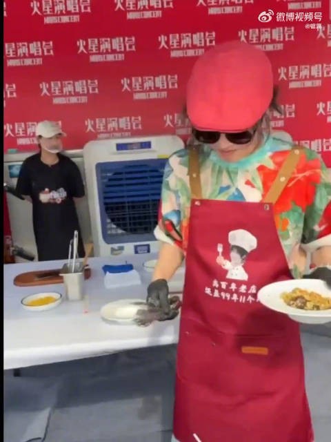 华晨宇开播现场制作晨宇炒饭