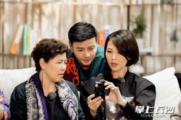 在母亲和妻子之间，男人要扮演好双面胶角色，一如张晋。芒果TV供图