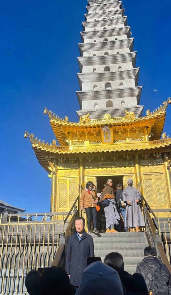 王健林近况曝光，烧香祈福“难题不断”，儿子在国外潇洒难接重担
