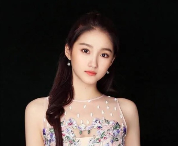 来自满族的10位女星，个个貌美如花，你最喜欢谁?