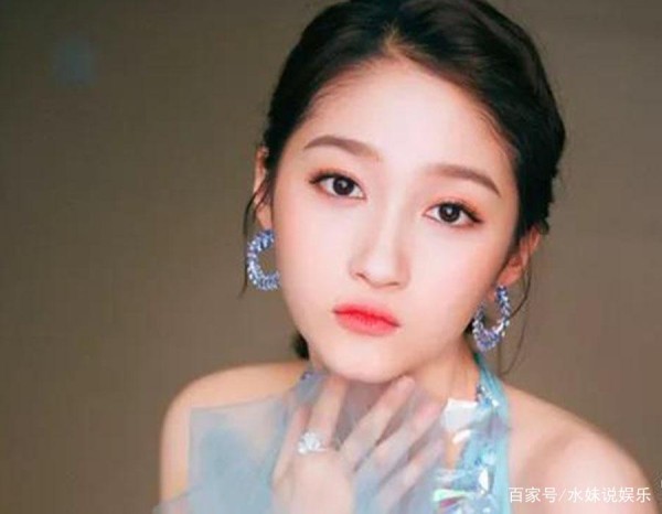 拥有满族血统的明星们，看到关晓彤不惊讶，最后那个才是真的厉害