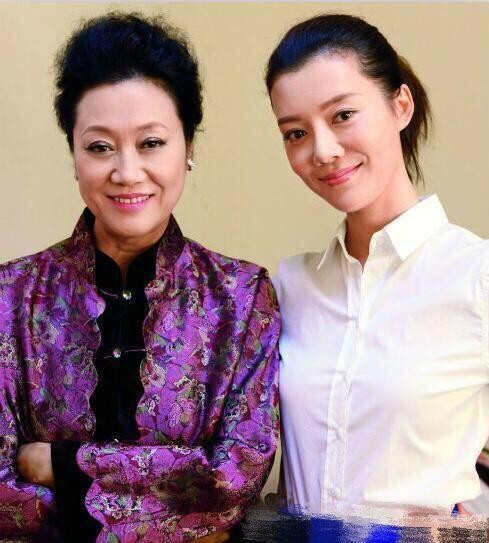 明星家庭基因很强大, 从家庭合照就可以看出“到底有没有整容”
