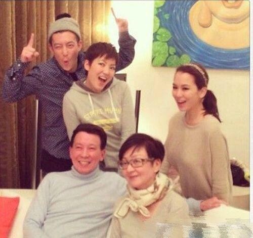 明星家庭基因很强大, 从家庭合照就可以看出“到底有没有整容”