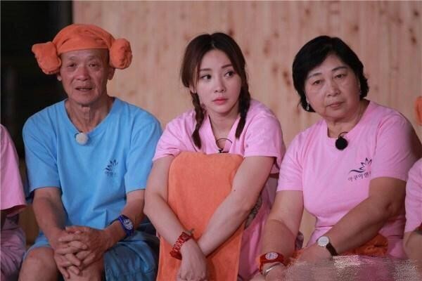 明星家庭基因很强大, 从家庭合照就可以看出“到底有没有整容”