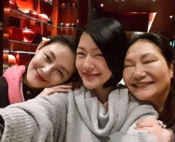 明星家庭基因很强大, 从家庭合照就可以看出“到底有没有整容”