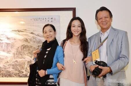 明星家庭基因很强大, 从家庭合照就可以看出“到底有没有整容”