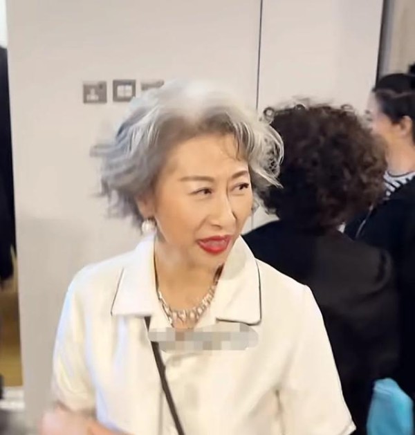 邱淑贞与叶倩文意外相遇却互不相识，56岁还是很美少女感十足！