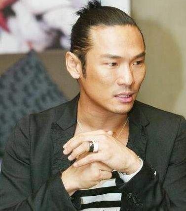 他曾是当红影星，娶小24岁妻子，比丈母娘大一岁，如今老来得子
