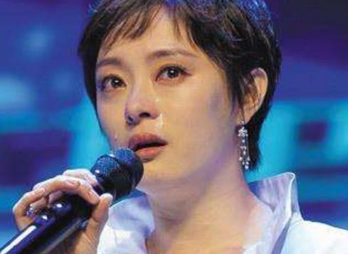 孙俪不为人知的童年，曾谈起父亲激动落泪直言：我凭什么给他买豪
