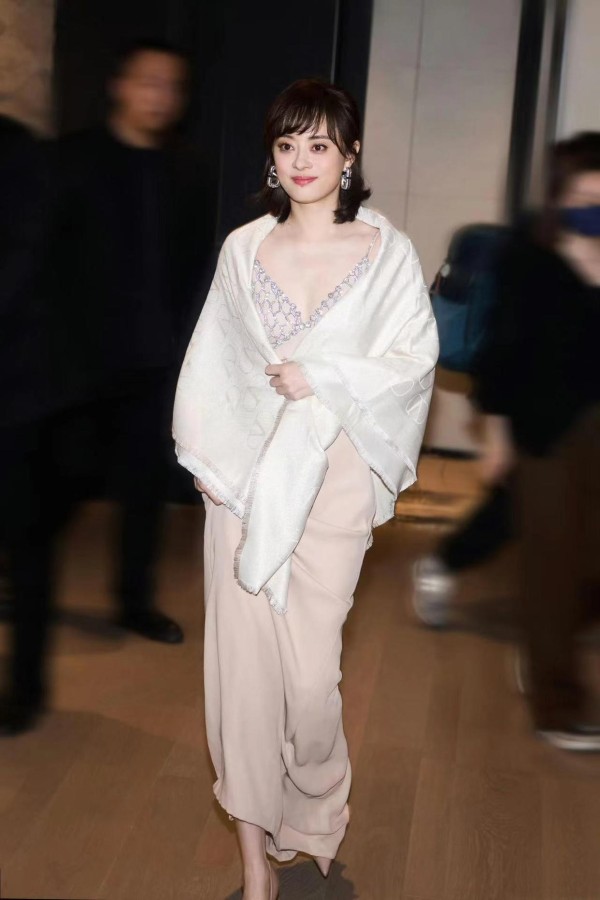 孙俪年入8000万，却对父亲一毛不拔？得知原因后理解了……