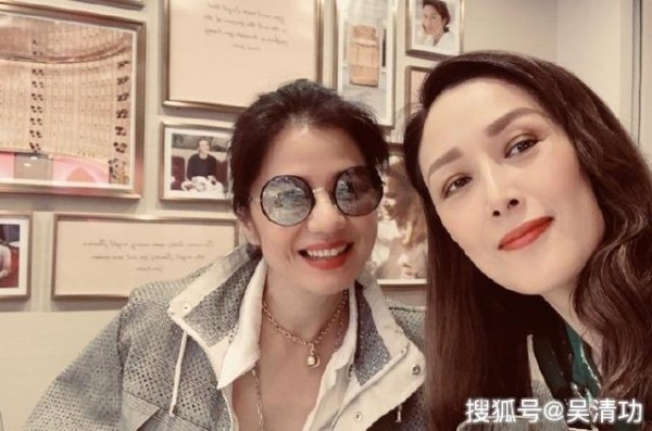 任达华妻子晒与钟楚红的聚会照：分不清谁是明星，谁是明星家属