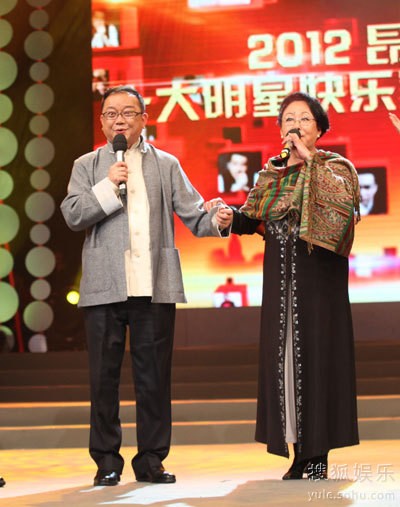“十大快乐明星家庭颁奖礼” 斯琴高娃、王刚跨界对唱《敖包相会》