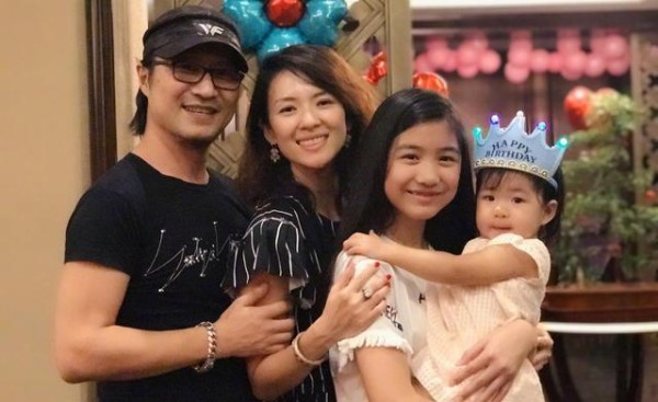 女星当后妈差别大，章子怡与继女融洽，赵薇却从不与继子同框？