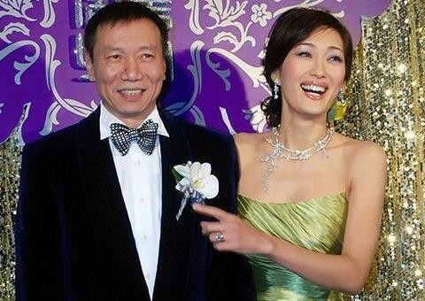 女星当后妈差别大，章子怡与继女融洽，赵薇却从不与继子同框？
