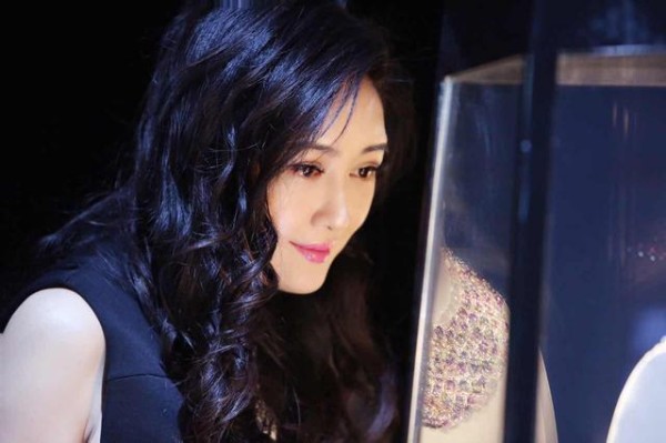女星当后妈差别大，章子怡与继女融洽，赵薇却从不与继子同框？