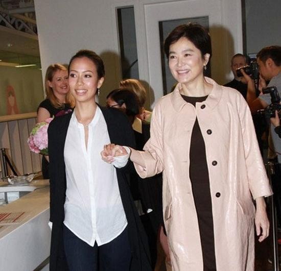 女星当后妈差别大，章子怡与继女融洽，赵薇却从不与继子同框？