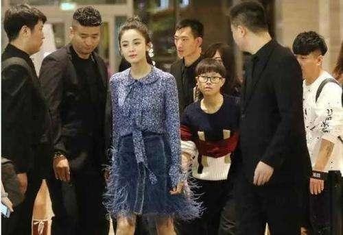 明星助理的工资才三千，为何人人都抢着干，圈内人爆出这样的原因
