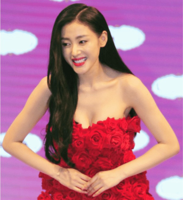 有种“出格”叫张天爱与哥哥举止亲密，当嫂子面豪不避嫌，网友：把握好度