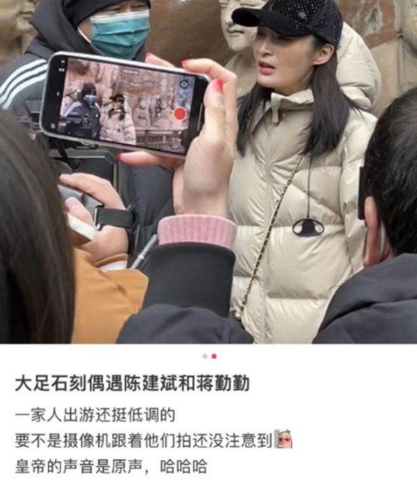 路人偶遇蒋勤勤回娘家，非常低调，脸上有大片瑕疵