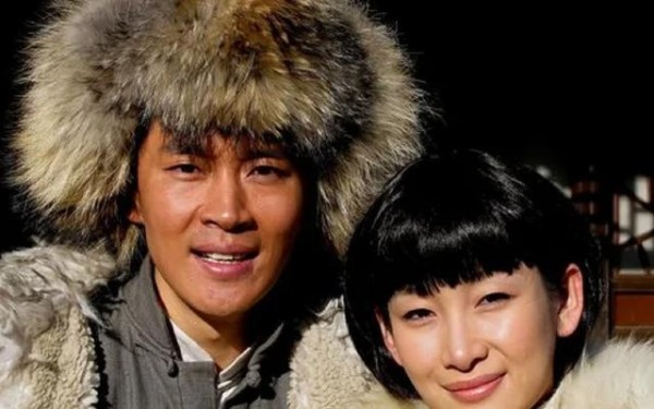 中年演员曹磊因饰演鲁迅而走红，与同学低调相恋二十年，终育一子