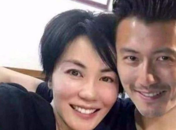 娱乐圈的王菲，与朋友逛街不化妆，烟不离手面容憔悴略显邋遢