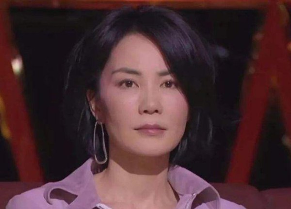 娱乐圈的王菲，与朋友逛街不化妆，烟不离手面容憔悴略显邋遢