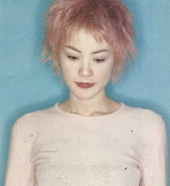 娱乐圈的王菲，与朋友逛街不化妆，烟不离手面容憔悴略显邋遢
