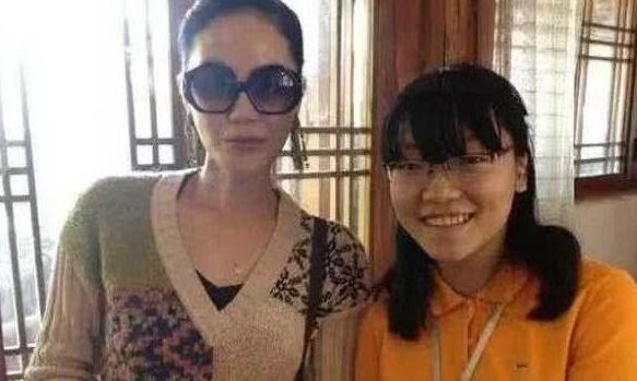 娱乐圈的王菲，与朋友逛街不化妆，烟不离手面容憔悴略显邋遢