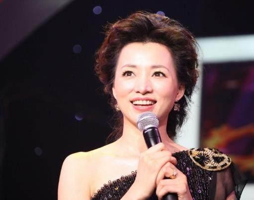明星在直播的时候想上厕所了怎么办？何炅的聪明获网友点赞