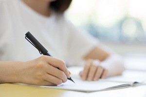 女白领乘地铁遭偷拍 照片被传上网在同事间传播