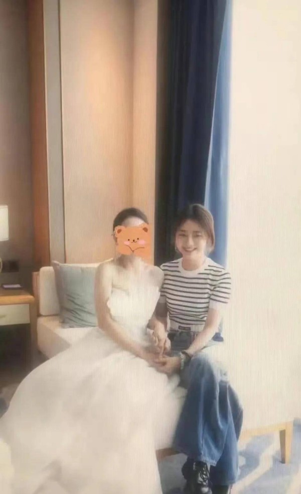 谭松韵参加闺蜜婚礼，穿长裤不抢风头，待遇却尽显大明星排面
