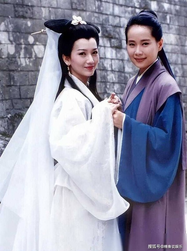 同样是参加综艺，叶童满头白发直面衰老，赵雅芝做作装嫩不自然