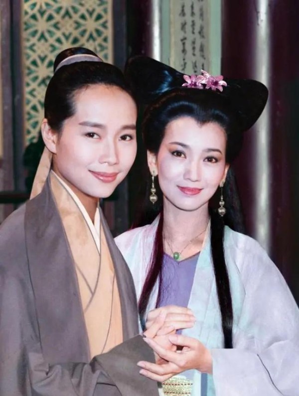叶童赵雅芝现身春晚引观众回忆杀，当初为什么选女生演许仙？你是怎么发现许仙是女生的?
