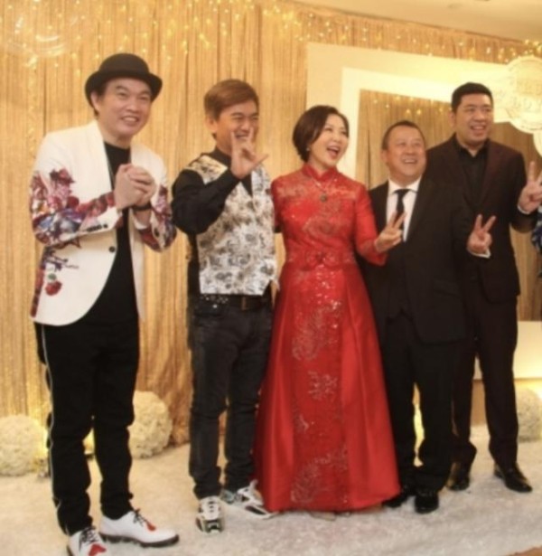 柯受良大儿子柯有伦香港补办婚礼面子大，张学友苗侨伟到场送祝福