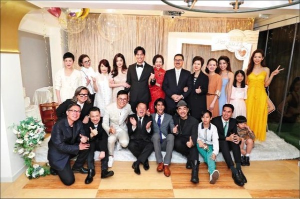 柯受良大儿子柯有伦香港补办婚礼面子大，张学友苗侨伟到场送祝福