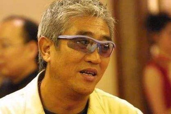 曾教成龙做人，还与吴宗宪飙歌，死后却无人料理，只能靠捐款下葬