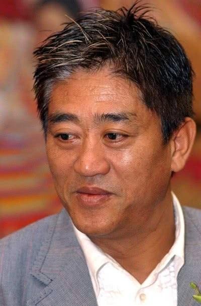 柯受良去世后, 家人过得如何? 长子成著名歌手, 小儿子比老爸还帅