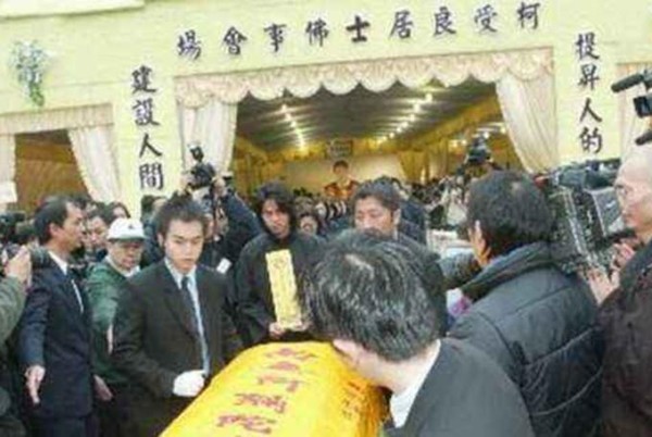 曾教成龙做人，还与吴宗宪飙歌，死后却无人料理，只能靠捐款下葬