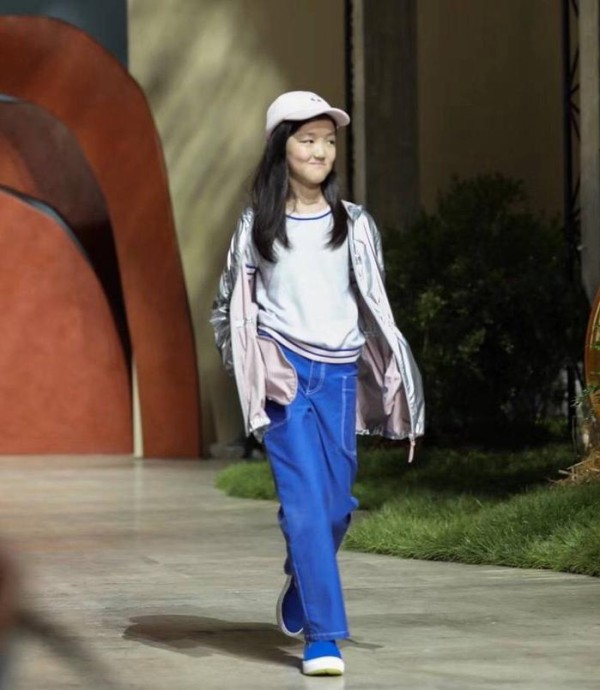 李亚鹏退出娱乐圈四年，陪伴在李嫣身边，他一直在做一个好父亲