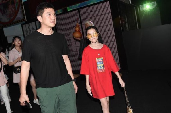李亚鹏退出娱乐圈四年，陪伴在李嫣身边，他一直在做一个好父亲