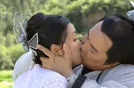 张铁林与陶虹拍戏伸舌头，吓坏导演与演员，网友大呼恶心