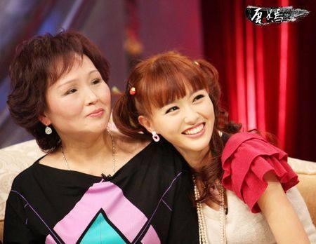 盘点明星的妈妈,唐嫣的妈妈年轻时一定是校花!