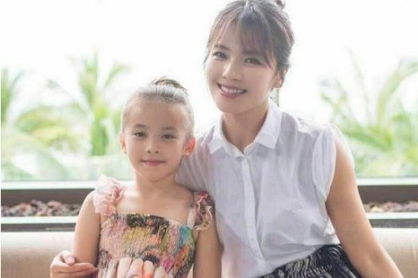 4位明星的女儿,刘涛女儿很美,赵薇女儿可爱,她才是从头美到脚
