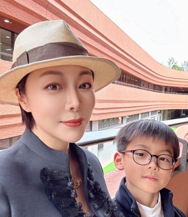 保剑锋携妻儿安徽农村过年，初二和乡亲们游灯，56岁妻子好年轻