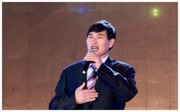 明星回老家后的样子，周润发最接地气，最后一位被村民扔砖头