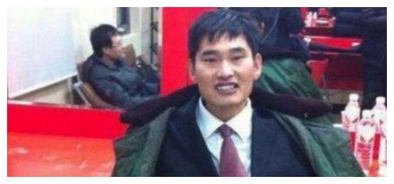 明星回老家后的样子，周润发最接地气，最后一位被村民扔砖头